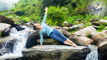 वशिष्ठासन क्या है? जानें, इसके फायदे और करने की विधियां